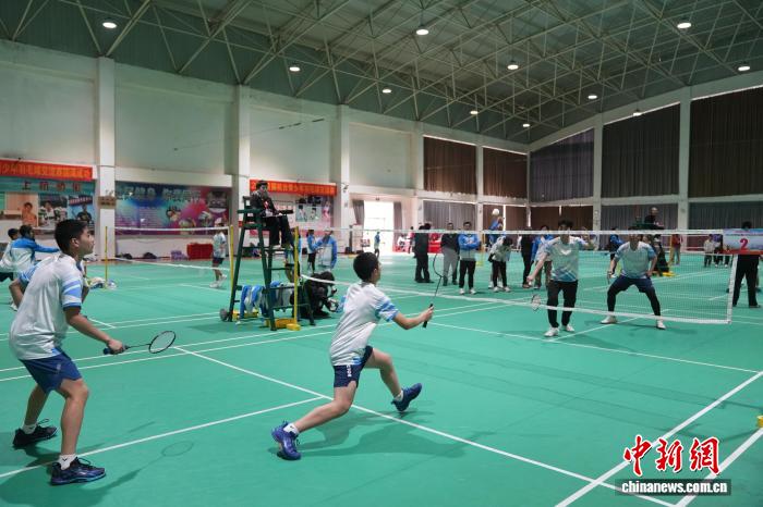 两岸青少年羽毛球交流赛在福建上杭举行 深化情