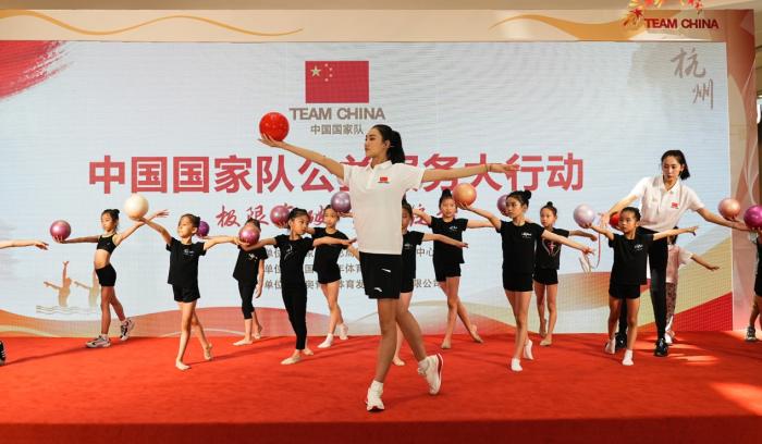 奥运冠军亮相杭州 公益活动推广花样游泳与艺术