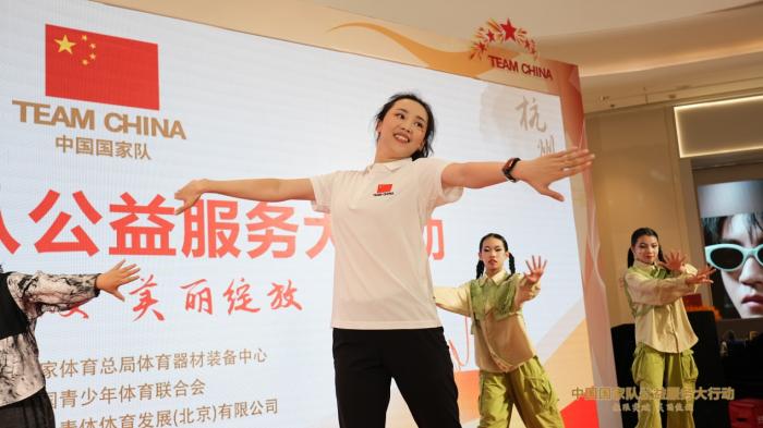 奥运冠军亮相杭州 公益活动推广花样游泳与艺术