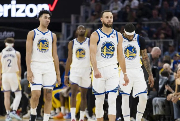 勇士客场遭尼克斯逆转创赛季最大分差 连败阴影