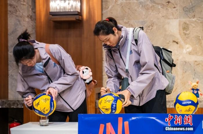 蔡斌：世联赛香港站朱婷将首发以提升中国女排