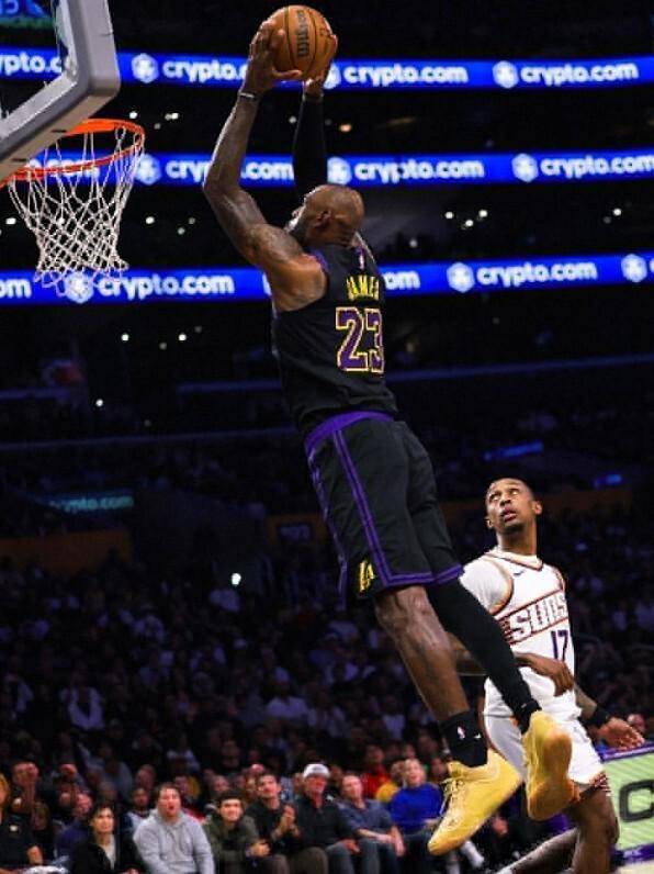 詹姆斯里程碑之夜湖人轻取太阳锁定季后赛席位