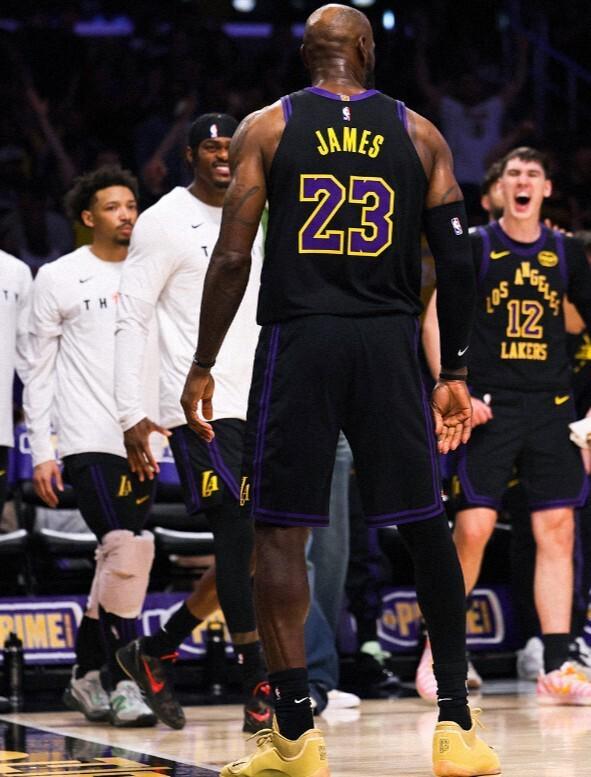 詹姆斯里程碑之夜湖人轻取太阳锁定季后赛席位